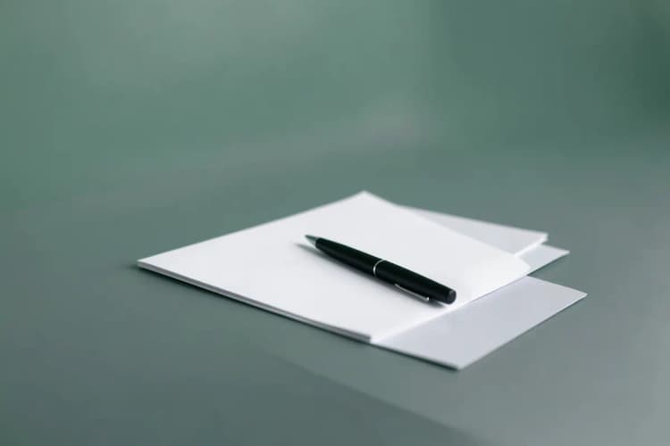 Uma mesa de escritório com documentos e uma caneta, pronta para assinar um contrato