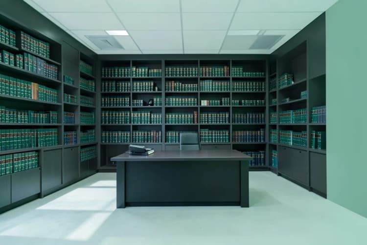 Um escritório de advocacia com livros de direito e uma mesa de trabalho