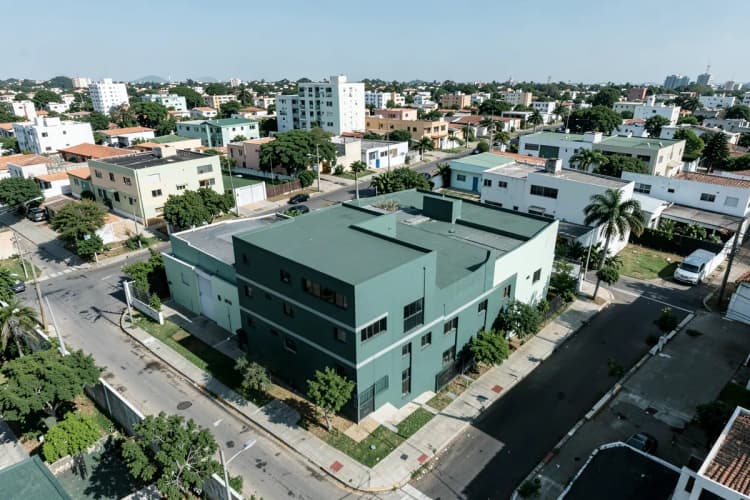Variedade de imóveis residenciais como casas e prédios em um bairro de Fortaleza