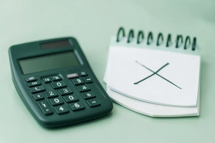 Uma calculadora e um calendário com um X marcado em um dia específico