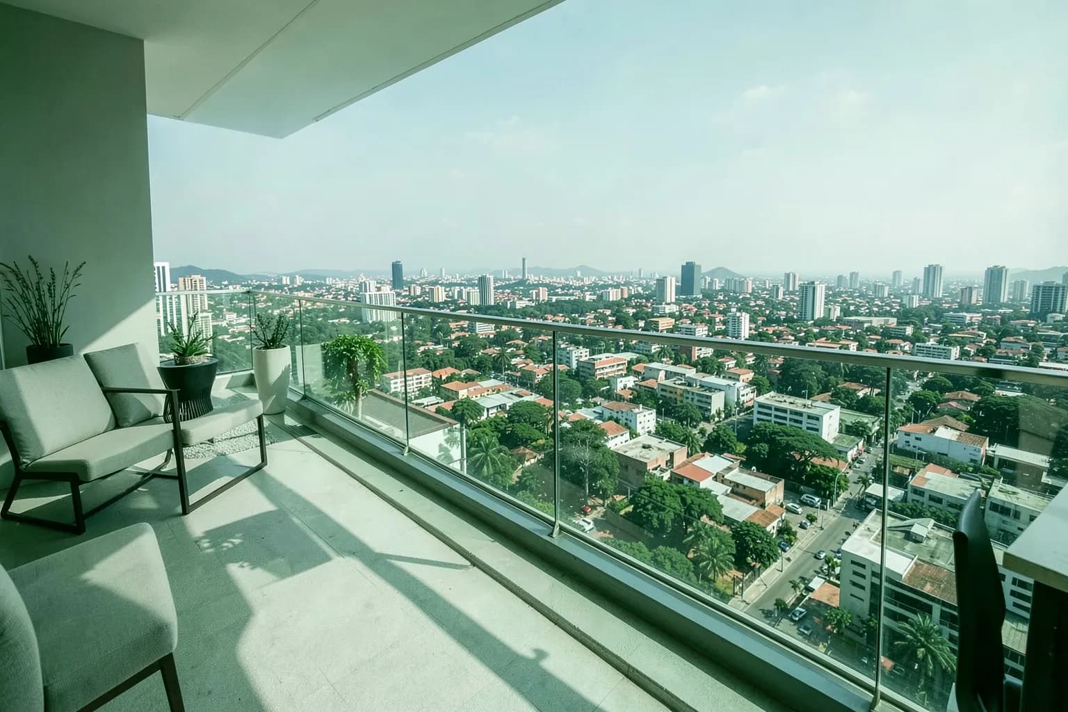 Vista aérea de um apartamento moderno com varanda e vista para a cidade de Fortaleza, Brasil