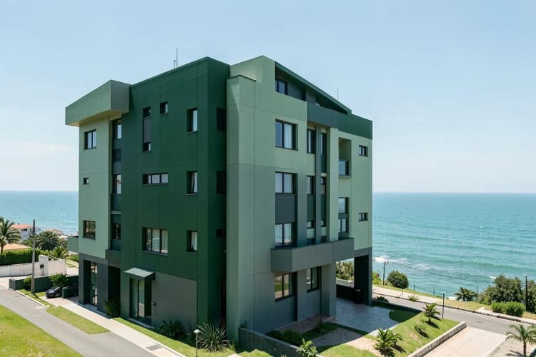 Fachada de um prédio residencial moderno em Meireles, Fortaleza, com vista para o mar