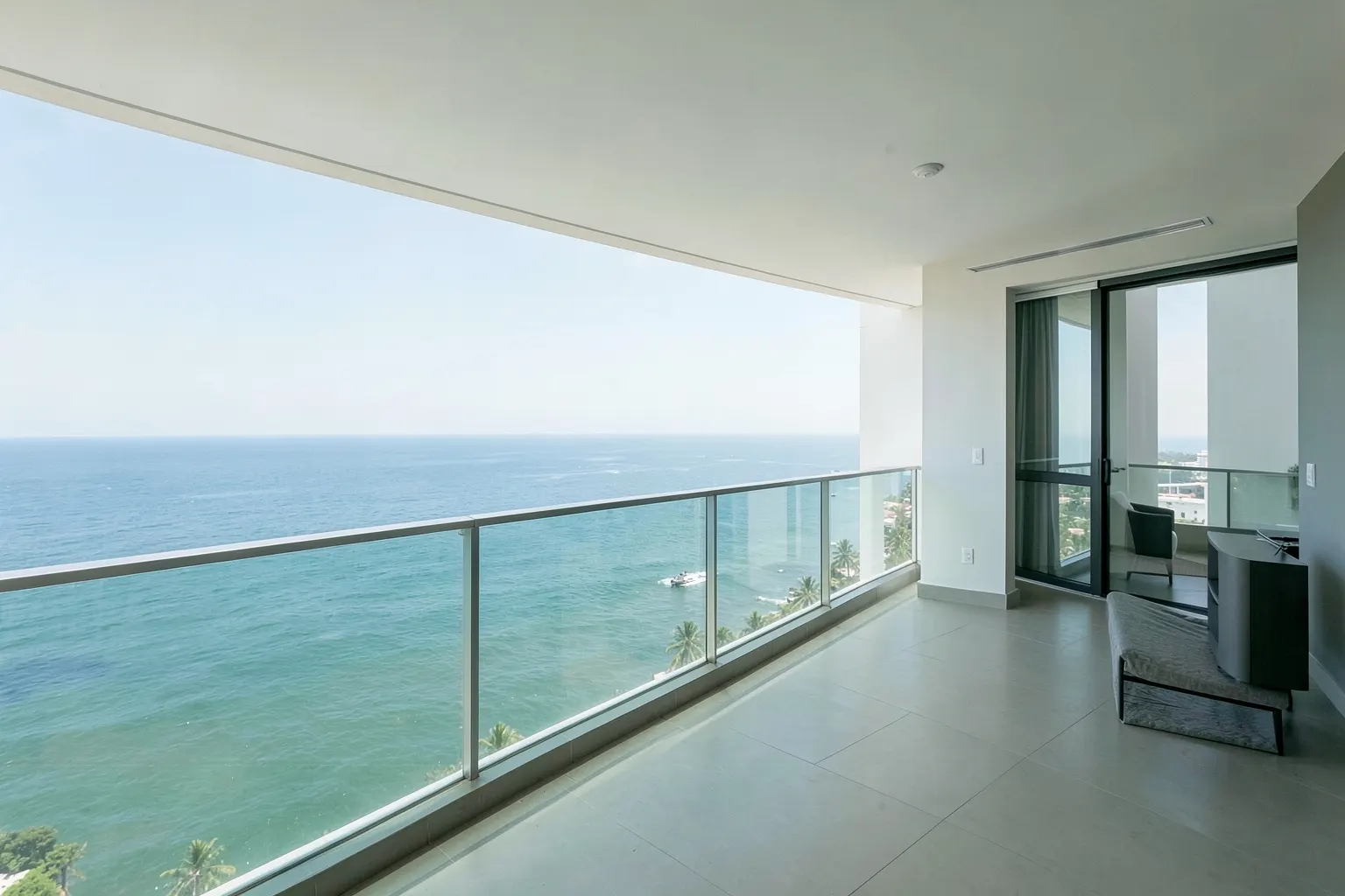 Vista aérea de um apartamento moderno com varanda e vista para o mar em Meireles, Fortaleza