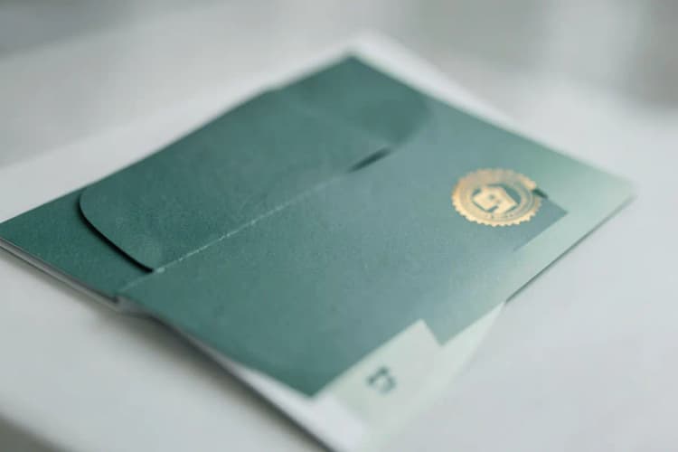 Um documento de contrato com um selo dourado e uma pequena casa ao lado.